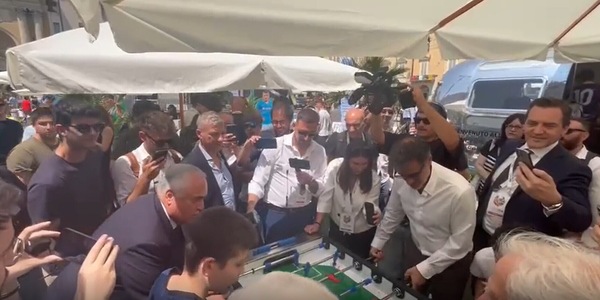 Lotito gioca a biliardino al Festival della Serie A