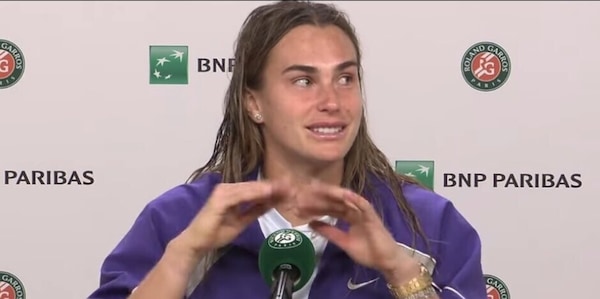 Sabalenka show in conferenza: "Scappo a Mykonos: ho bisogno di alcool...". Poi il botta e risposta