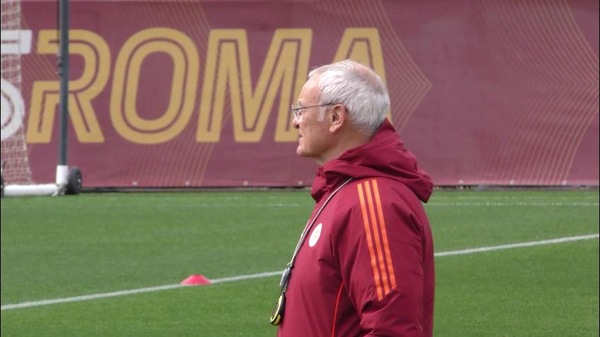 Italia, Ranieri corre verso la panchina azzurra
