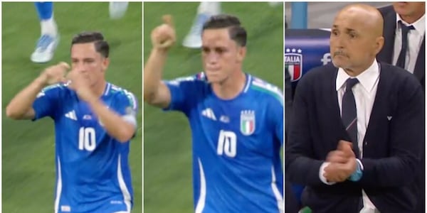 Il bel gesto di Raspadori verso il ct Spalletti dopo il gol alla Moldavia