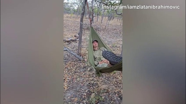 L'ultimo video social di Ibra fa discutere: lo svedese dorme sull'amaca