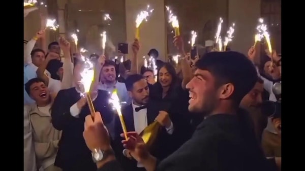Champagne, candele e musica: il video del super party di Alcaraz