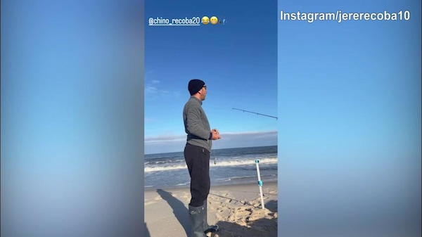 Ecco "El Chino" Recoba al mare: l'ex Inter pronto a pescare...