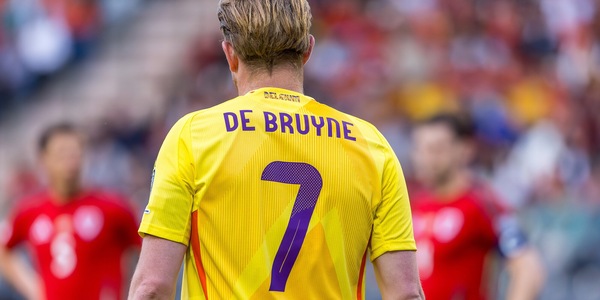 De Bruyne atterrato a Roma. La risposta di Lotito allo striscione di ieri