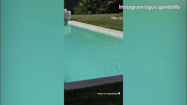Lady Martinez si rilassa a bordo piscina