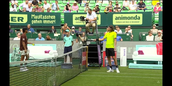 Tsitsipas e Darderi, subito scintille ad Halle: polemiche furiose dopo il primo punto!