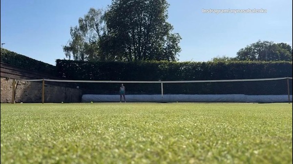Sabalenka che precisione: colpisce lo smartphone con un diritto