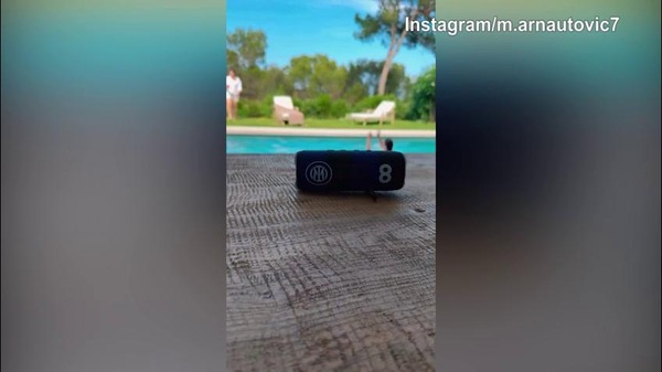 Arnautovic si rilassa a bordo piscina: quale sarà il suo futuro?