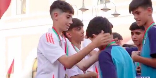 Lazio e Roma oltre la rivalità: i ragazzi si scambiano le medaglie