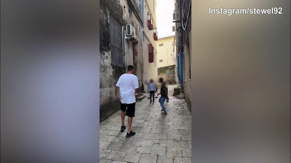 El Shaarawy in Tanzania gioca a calcio con dei bambini