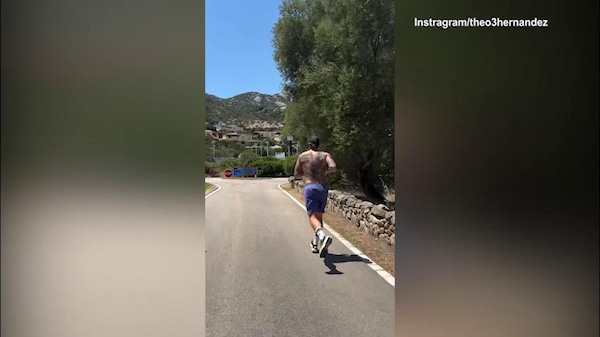 Theo Hernandez di corsa tra le strade della Sardegna
