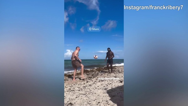 Tocchi di classe in spiaggia: Ribery e Seedorf lasciano tutti a bocca aperta