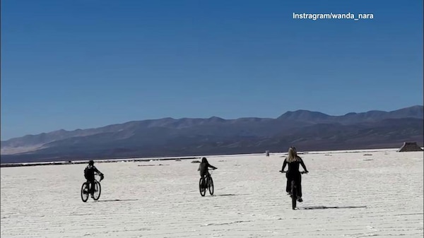 Wanda Nara in bicicletta nel deserto