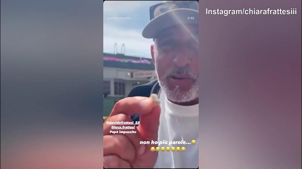 La famiglia Frattesi davanti al muro di Gomme: la scenetta è divertente...