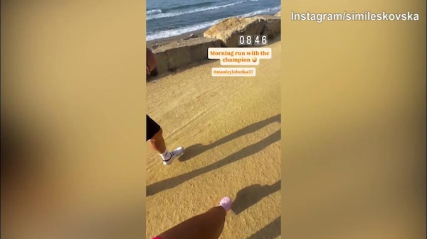 Napoli, Lobotka e la compagna corrono in spiaggia