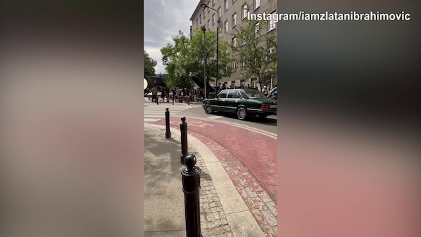 Ibra lavora sul set seguito da numerose persone