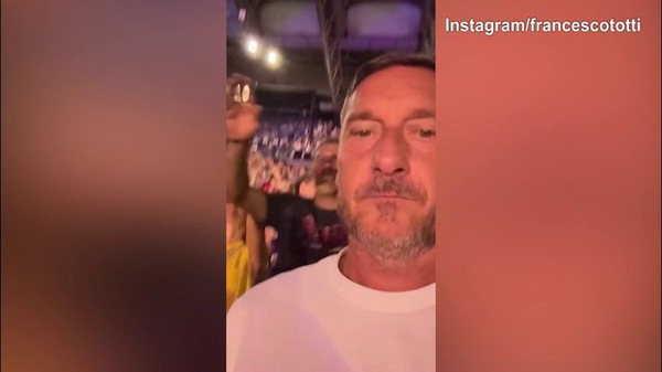 Francesco Totti e Noemi Bocchi scatenati al concerto di Vasco Rossi