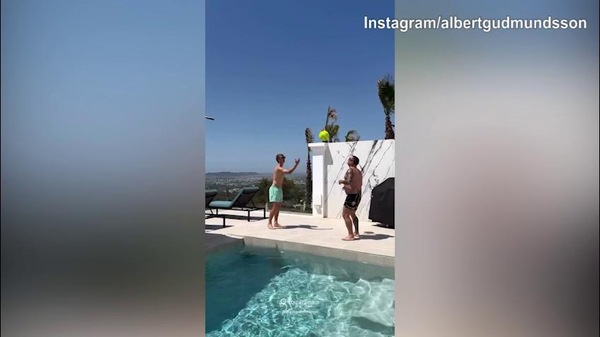 Fiorentina, Gudmundsson palleggia di testa a bordo piscina