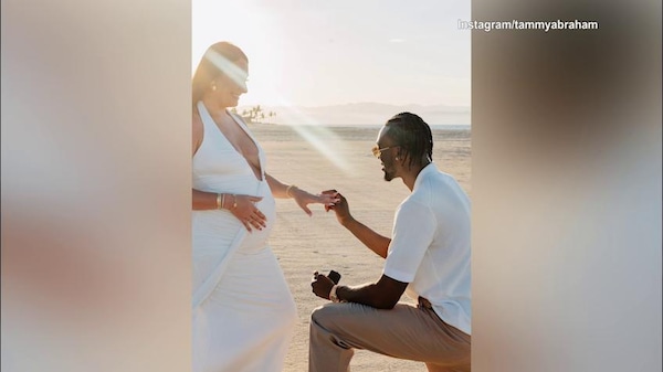Abraham, proposta di matrimonio in spiaggia