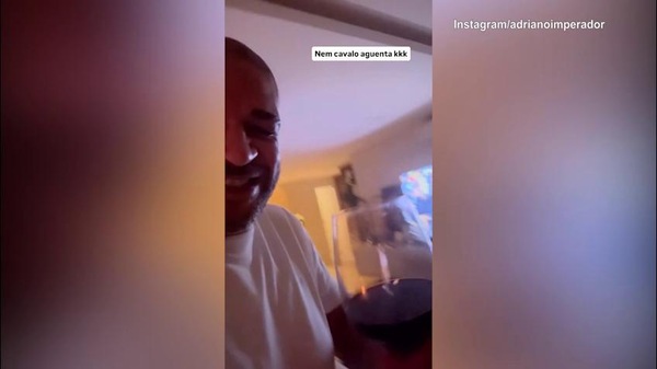 Adriano danza...col calice di vino