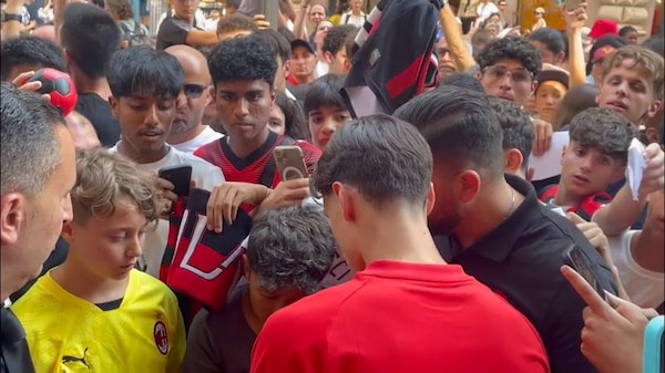 Già derby a Milano, il bambino chiede a Ricci: "In tasca hai Barella?"
