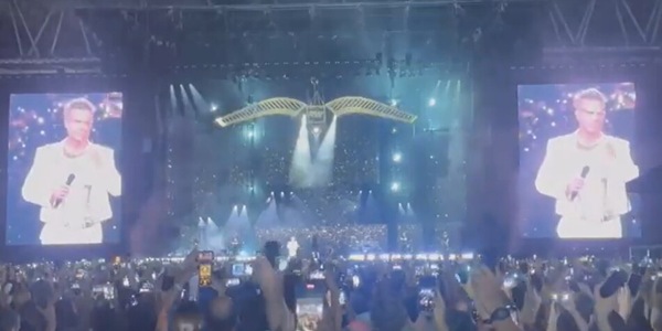 Morte Diogo Jota, il commovente gesto di Robbie Williams sul palco