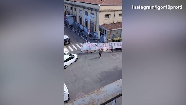 Igor Protti, lo striscione dei tifosi fuori dall’ospedale. Lui ringrazia in lacrime