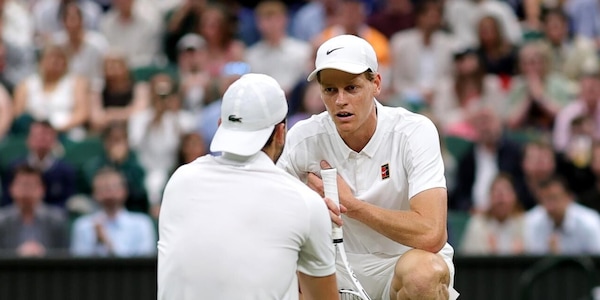 Sinner ai quarti di Wimbledon: Dimitrov si infortuna e dà forfait sul 2-0