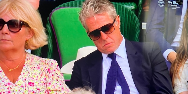 Tutti con il fiato sospeso per Cobolli-Djokovic, tranne uno: cosa stava facendo Hugh Grant?