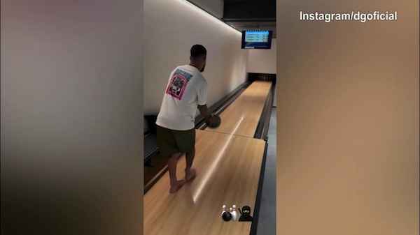 Juventus, Douglas Luiz si rilassa giocando a bowling