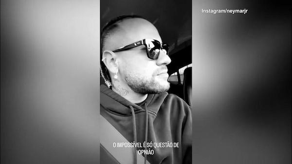 Neymar canta: "Solo i pazzi lo sanno"