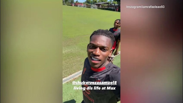 Leao e Chukwueze, quante risate a Milanello