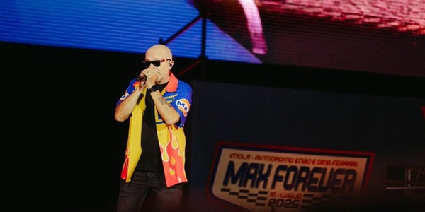 Max Pezzali strega e commuove Imola tra canzoni eterne e quel ricordo di Senna...
