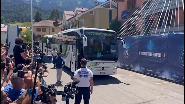 L'arrivo del Napoli nel ritiro di Dimaro