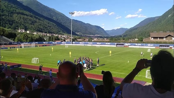 Napoli: l'ingresso della squadra sul campo di Dimaro, i tifosi cantano "i campioni dell'Italia siamo noi"