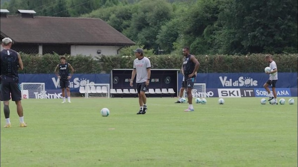 Napoli, Conte guida l'allenamento del mattino a Dimaro