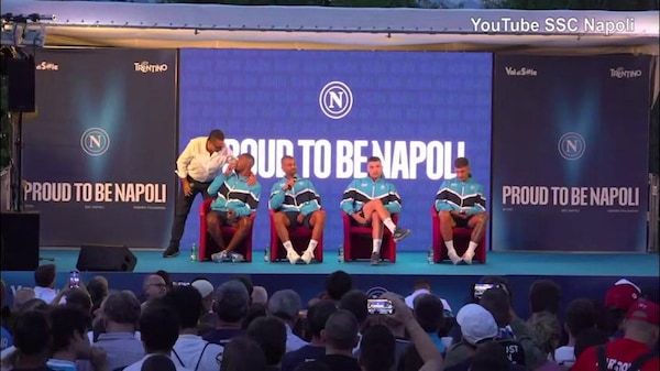 Di Lorenzo scatenato sulle note di "Pedro Pedro pè..."