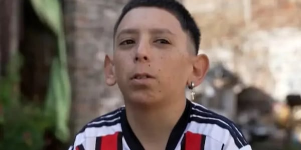 Ha 31 anni ma sembra un ragazzino e ha lo stesso problema di cui soffriva Messi
