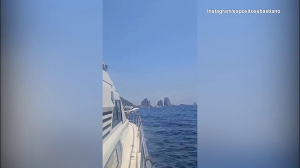 Sebastiano Esposito si tuffa dallo yacht