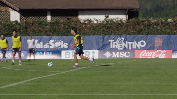 Napoli, quinto giorno a Dimaro: gol di Lucca in partitella. E Conte si improvvisa fotografo