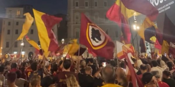 Roma, il centro della Capitale si tinge di giallorosso: i tifosi festeggiano i 98 anni del club