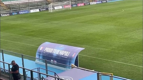 Conte corre da solo dopo l'allenamento della squadra a Castel di Sangro