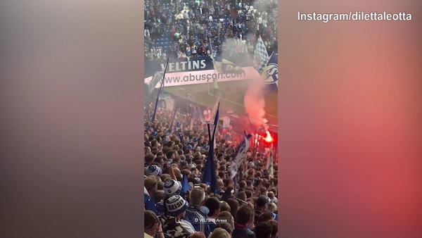 Lo Schalke 04 vince all'esordio, Karius festeggia e Diletta Leotta riprende dalla tribuna