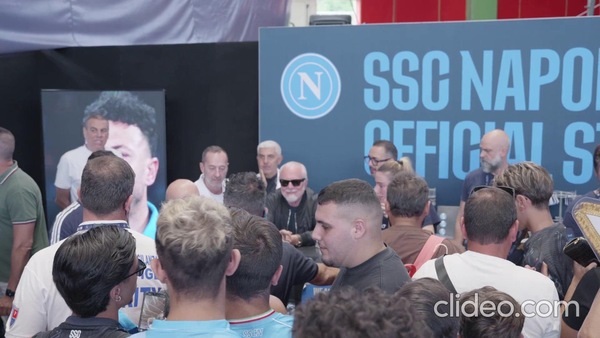 Napoli, De Laurentiis firma autografi e scatta selfie con i tifosi