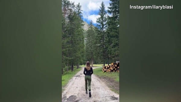 Domenica di relax per Ilary Blasi che si gode la montagna