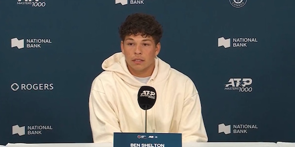 Shelton sbotta in conferenza stampa su Cobolli: "Ancora domande sulla lite? Ragazzi, ve l'ho detto..."