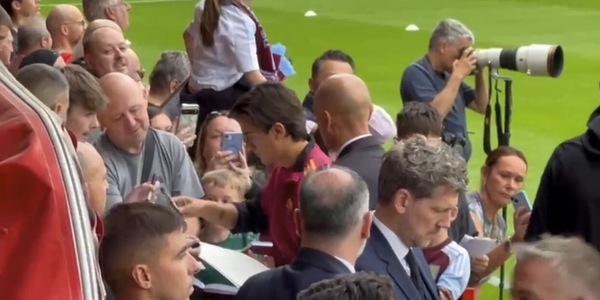 Tutti pazzi per Dybala: anche i tifosi dell'Aston Villa vogliono autografi e selfie