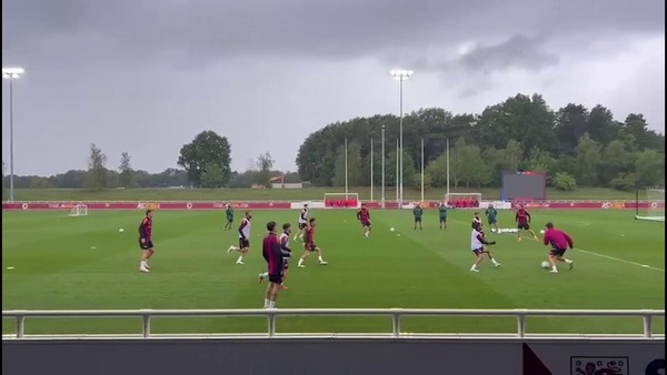 Roma, allenamento sotto la pioggia in Inghilterra