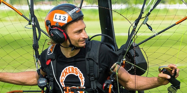 Di padre in figlio, il parapendio a motore in Italia è... Biondo