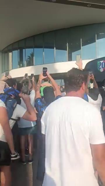 "Lookman! Lookman!": i tifosi dell'Inter accolgono così il pullman della squadra